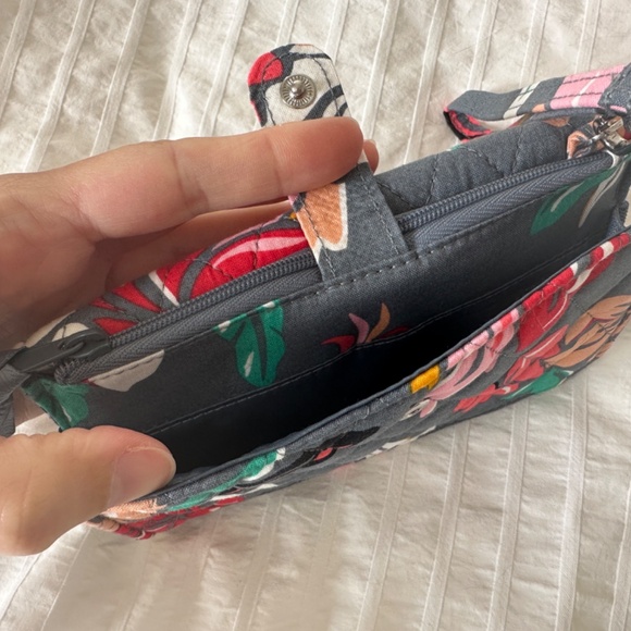 NWOT Vera Bradley Quilted Trifold Wallet Wristlet Gray Floral RFID - Picture 4 of 5